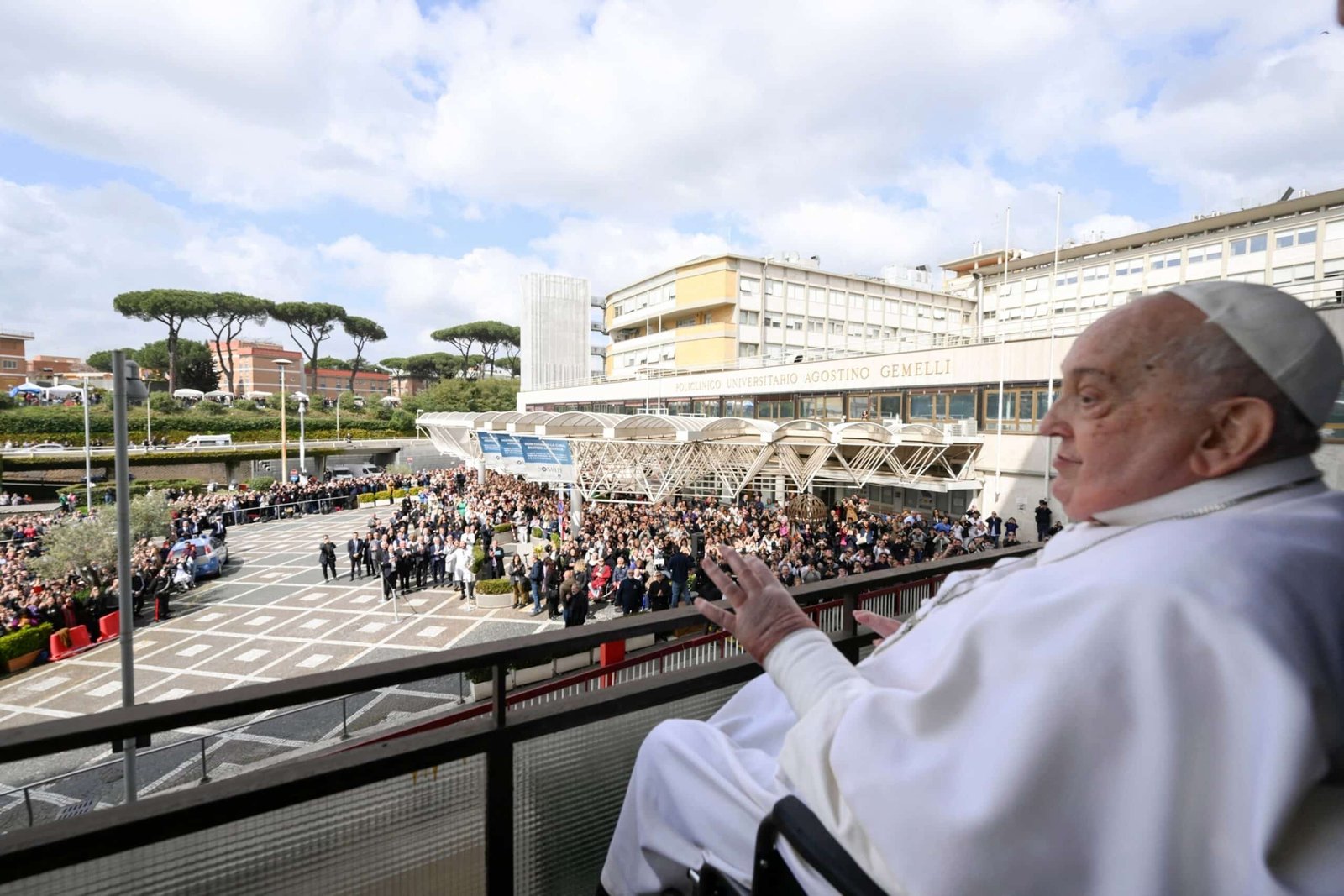 Pope Francis returns to the Vatican after the first appearance from the hospitalization of February 14