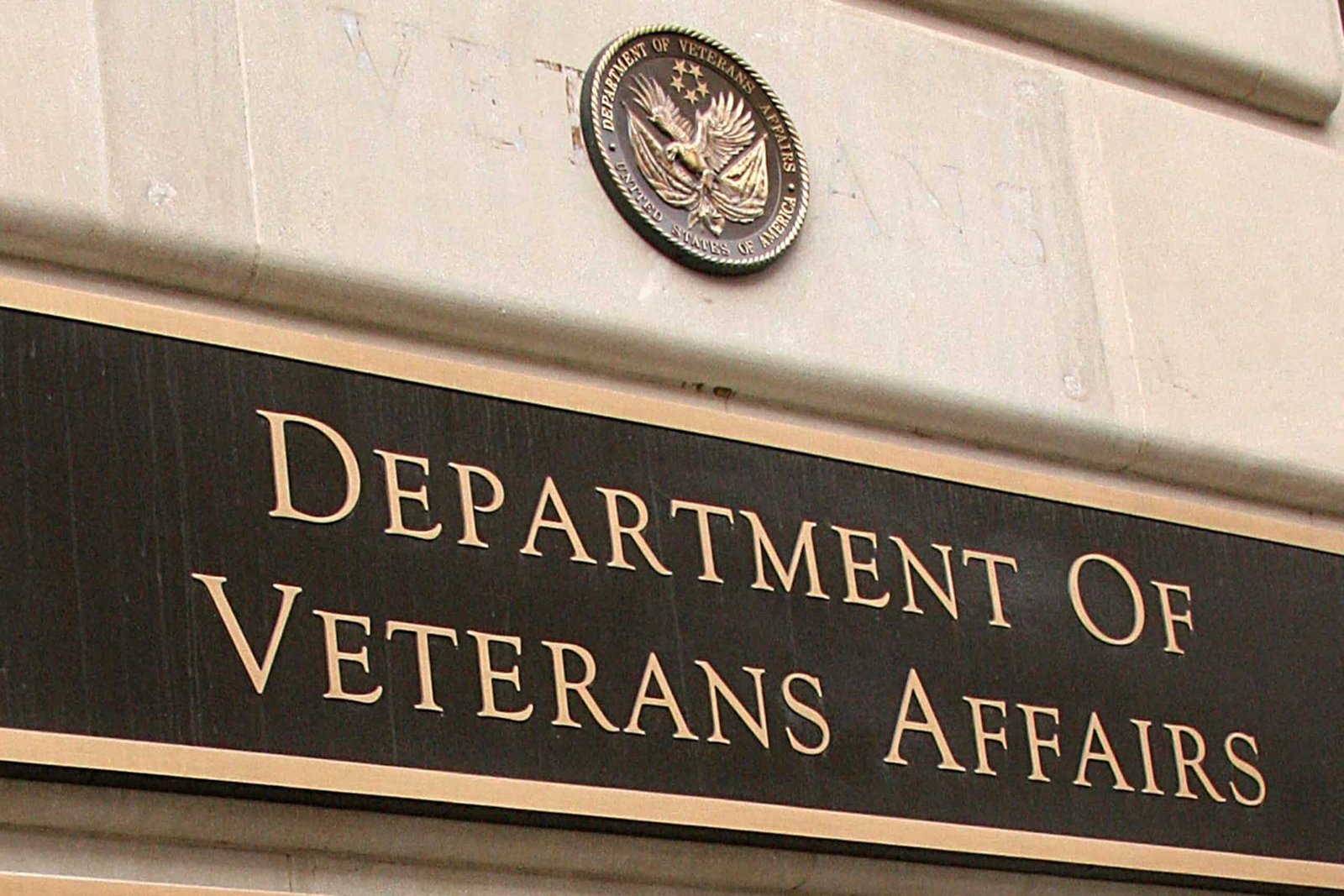The judge orders that thousands of federal employees of prosecuted liberated themselves would be restored